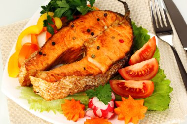 iştah açıcı ızgara somon ile sebze yakın çekim