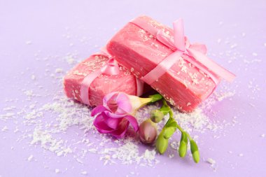 Mor zemin üzerine doğal el yapımı Sabun