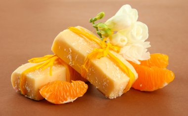 doğal meyve kahverengi zemin üzerine el yapımı Sabun