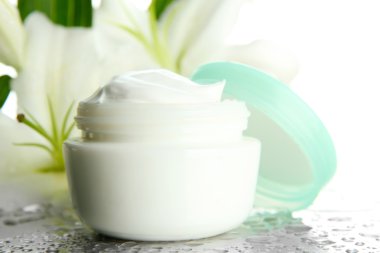 kozmetik krem ve güzel zambak, kapat