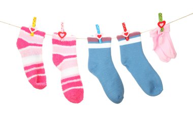 renkli çorap üzerine beyaz izole clothesline üzerinde asılı