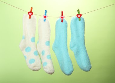 renkli çorap clothesline, renkli arka plan üzerinde asılı