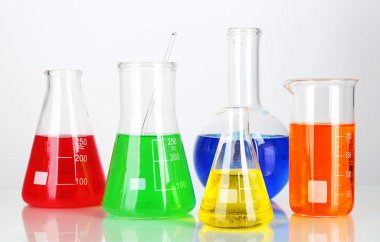 test tüpleri ile üzerine beyaz izole renkli sıvı