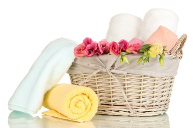 hasır sepet beyaz izole katlanmış banyo havluları