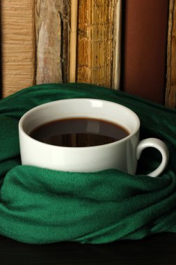 kahve eşarp kitaplar zemin üzerine sarılmış