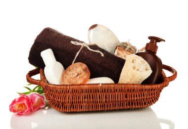 Kozmetik Şişeler ve üzerinde beyaz izole sabun sepeti,