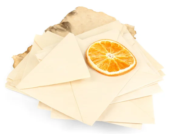 Mucchio di vecchie lettere con arancio essiccato isolato su bianco — Foto Stock