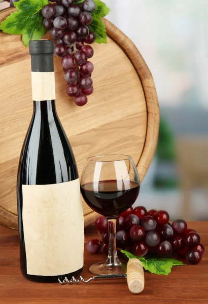 Composition of wine, wooden barrel and grape, on bright background — Stock Photo, Image