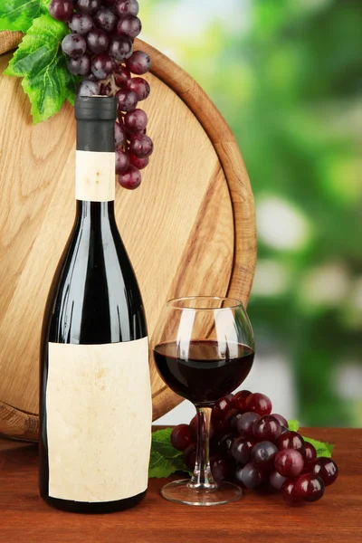 Composizione di vino, botte di legno e uva, su sfondo brillante — Foto Stock