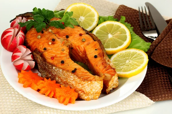 Appetizing grilled salmon with lemon and vegetables close up — Stock Photo, Image