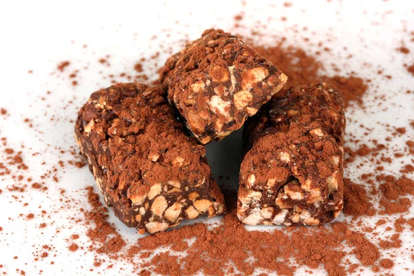 Chocolade snoepjes met cacao, geïsoleerd op wit — Stockfoto