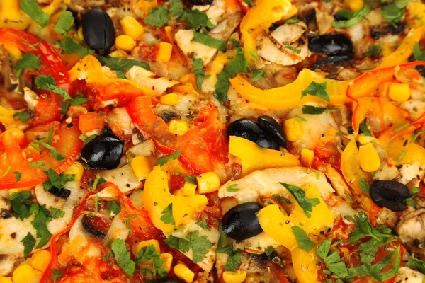Smaczne pizze z warzyw, kurczaka i oliwki z bliska — Zdjęcie stockowe