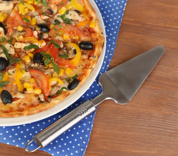 Leckere Pizza auf Holztisch in Großaufnahme — Stockfoto