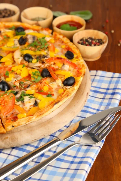 Gustosa pizza sul tavolo di legno blu primo piano — Foto Stock