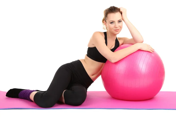 Jeune femme avec balle de gym isolée sur blanc — Photo