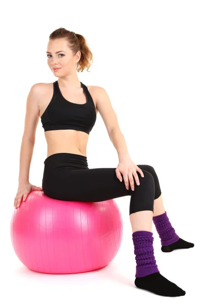 Mujer joven haciendo ejercicios de fitness con pelota de gimnasio aislada en blanco — Foto de Stock