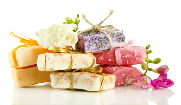 Естественное мыло ручной работы, изолированное на белом
