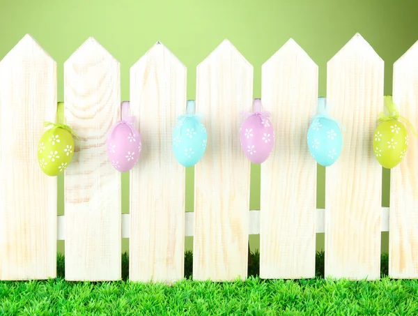 Arte fundo de Páscoa com ovos pendurados na cerca — Fotografia de Stock