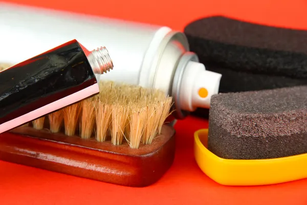 Set of stuff for cleaning and polish shoes, on color background — Stock Photo, Image