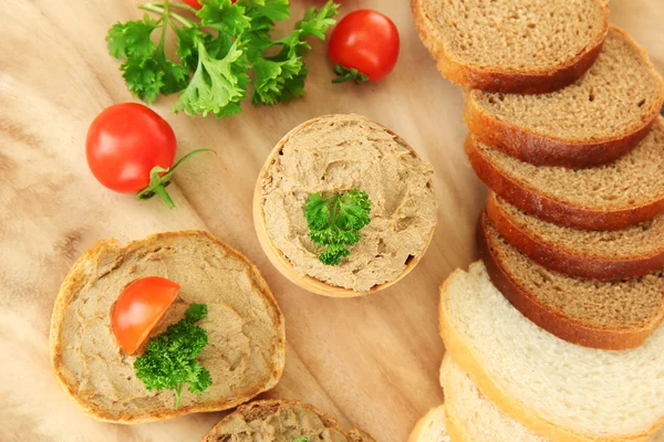 Frische Pastete auf Holzlöffel, auf Holzgrund — Stockfoto