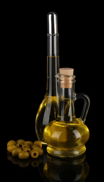 Diferentes tipos de aceite con aceitunas sobre fondo oscuro — Foto de Stock