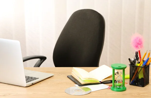 Büro-Schreibtisch im Hintergrundraum — Stockfoto