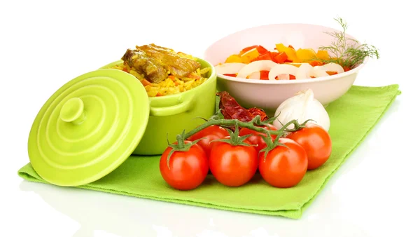 Läckra Pilaffris med grönsaker isolerad på vit — Stockfoto