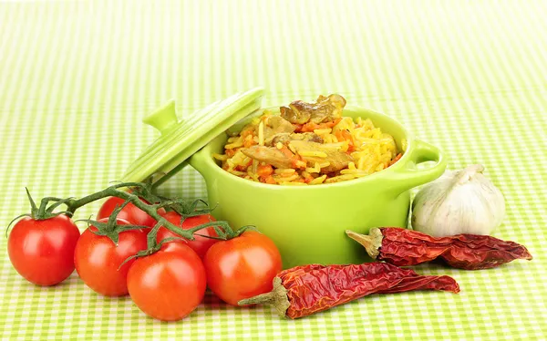 Delicioso pilaf com legumes no fundo da toalha de mesa — Fotografia de Stock