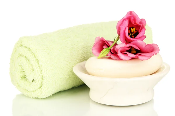 Asciugamano verde arrotolato, sapone bar e bel fiore isolato su bianco — Foto Stock