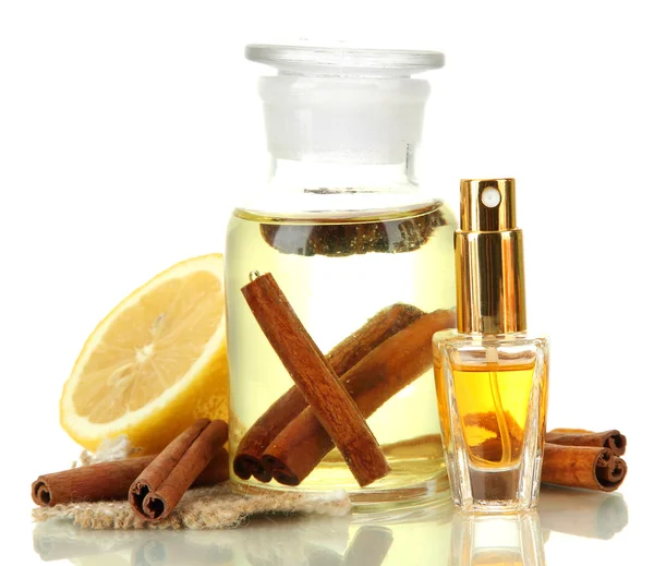 Flessen met ingrediënten voor het parfum, geïsoleerd op wit — Stockfoto