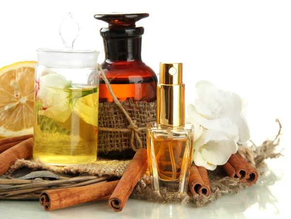 Flessen met ingrediënten voor het parfum, geïsoleerd op wit — Stockfoto