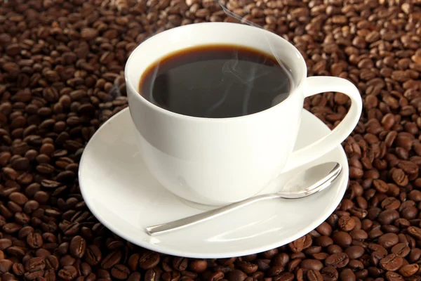 Tasse Kaffee auf Kaffeebohnen Hintergrund — Stockfoto
