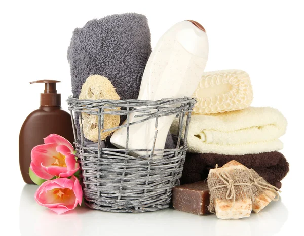 Kozmetik Şişeler ve üzerinde beyaz izole sabun sepeti, — Stok fotoğraf