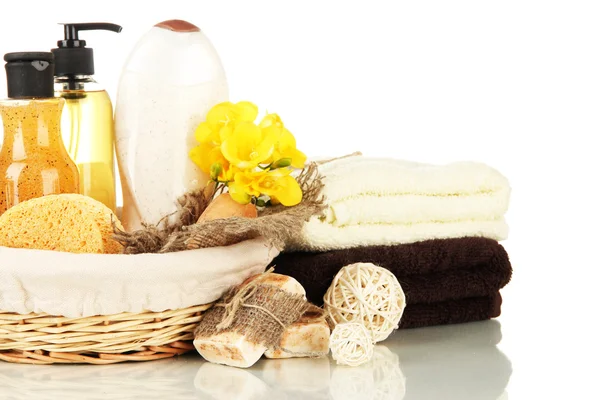 Kozmetik Şişeler ve üzerinde beyaz izole sabun sepeti, — Stok fotoğraf