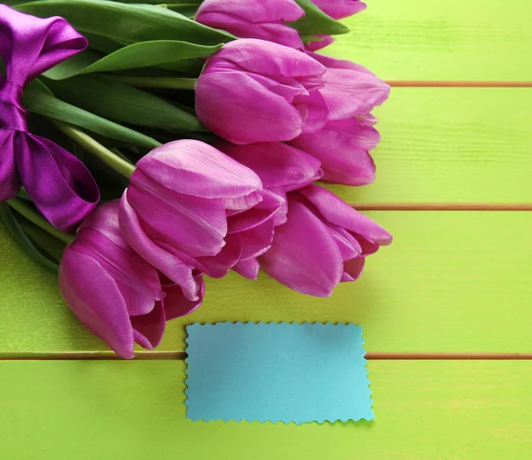 Belo buquê de tulipas roxas no fundo de madeira verde — Fotografia de Stock