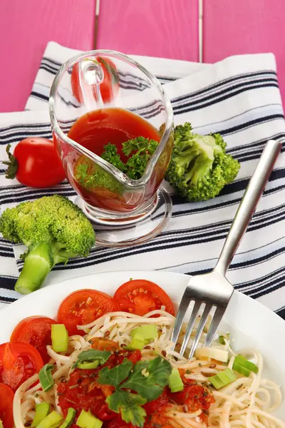 Leziz spagetti sosu ve ahşap masa yakın çekim bir tabakta sebze — Stok fotoğraf