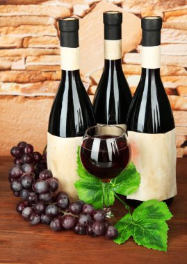 şarap şişeleri, cam ve taş zemin üzerine üzüm bileşimi