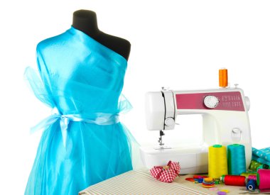 dikiş makinesi, kukla ve üzerinde beyaz izole diğer dikiş ekipman