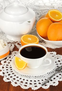 güzel beyaz yemek servisi ile portakal ahşap masa yakın çekim üzerinde