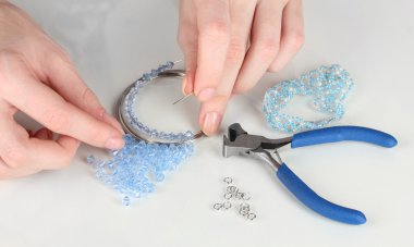 eller üzerinde beyaz izole iğne işi yapıyor