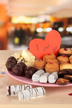 Sevgililer günü kartı plaka kafede masada tatlı kurabiye