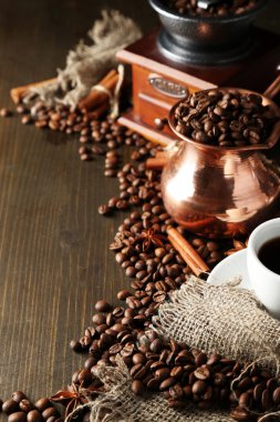 fincan kahve, pot ve değirmeni ahşap zemin üzerinde