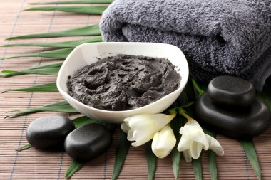 Bambu zemin üzerine spa uygulamaları için kozmetik kil ile kompozisyon