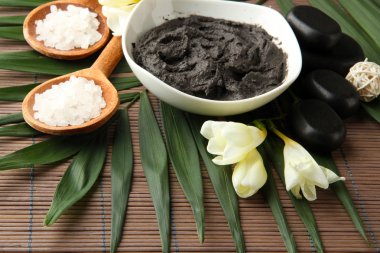 Bambu zemin üzerine spa uygulamaları için kozmetik kil ile kompozisyon