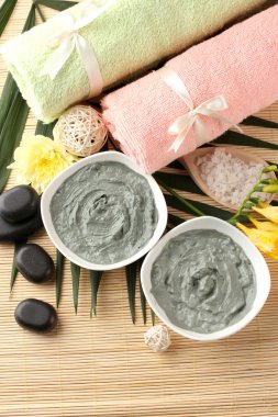 Bambu zemin üzerine spa uygulamaları için kozmetik kil ile kompozisyon