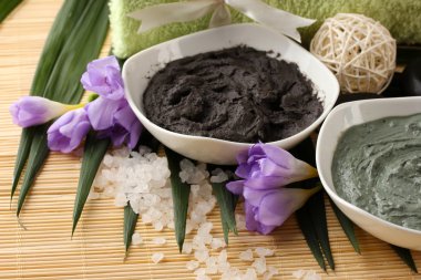 Bambu zemin üzerine spa uygulamaları için kozmetik kil ile kompozisyon