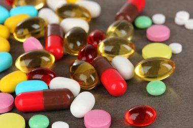 hap, Tablet ve kapsüller gri arka plan üzerinde ürün çeşitliliği