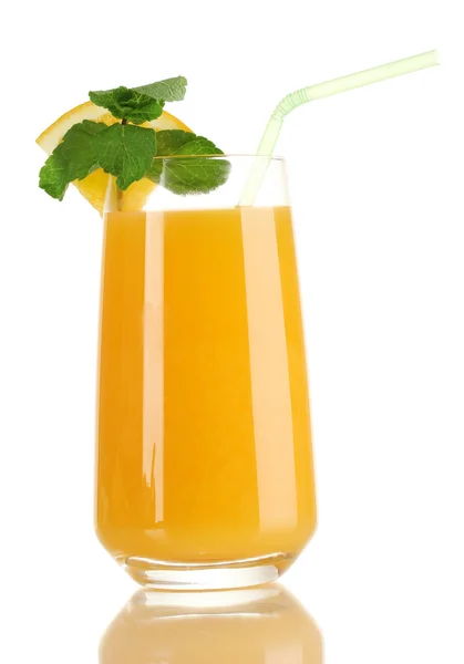 Glas apelsinjuice med mynta isolerad på vit — Stockfoto
