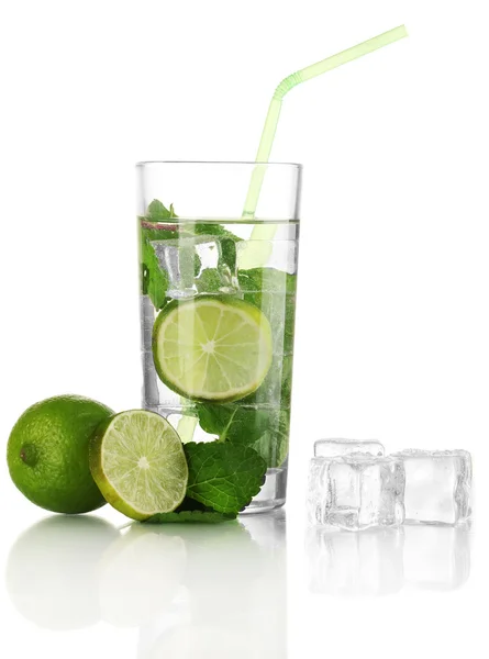 Vaso de agua con hielo, menta y cal aislados sobre blanco — Foto de Stock