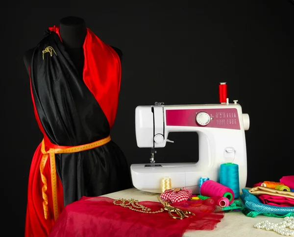 Máquina de costura, manequim e outros equipamentos de costura isolados a preto — Fotografia de Stock
